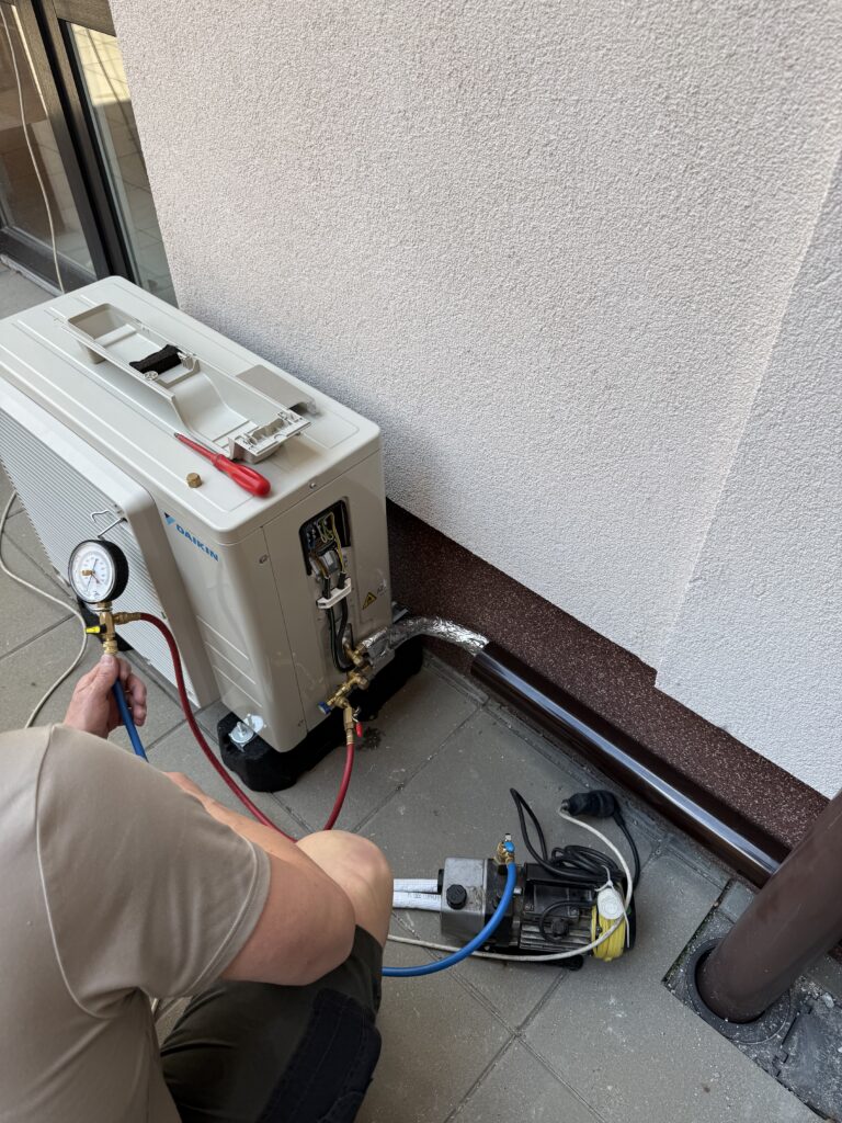 Montáž venkovní jednotky klimatizace Daikin a zapojení chladivového okruhu
